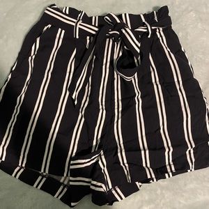 Navy blue / white paper bag shorts